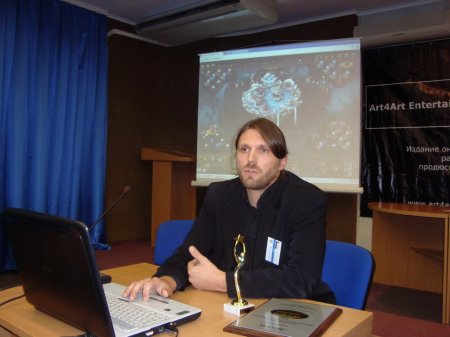  Арсений Назаренко демонстрирует игру MyLands